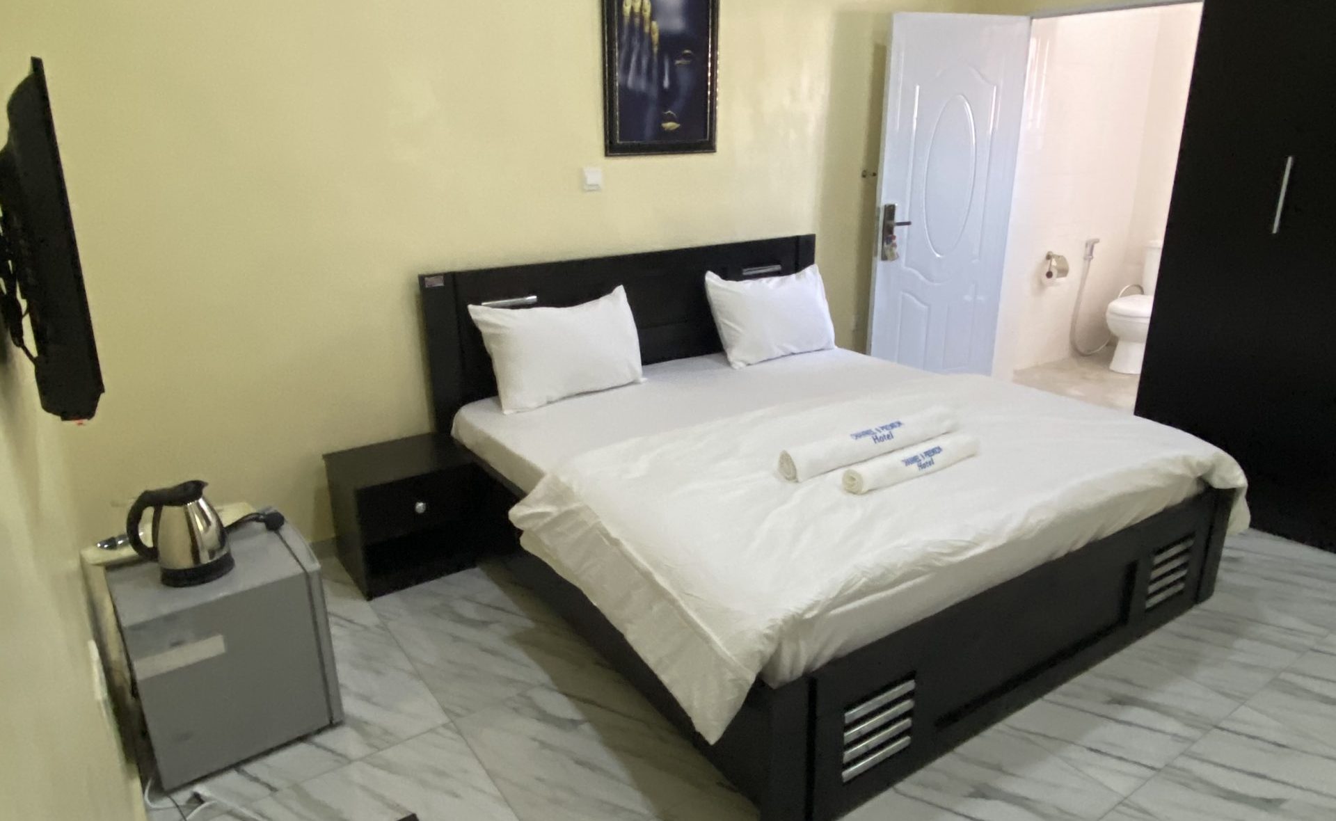 Deluxe Suite Room - Image 6