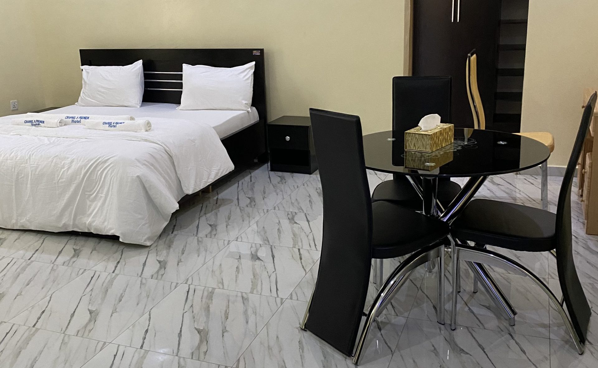 Royal Room - Image 3